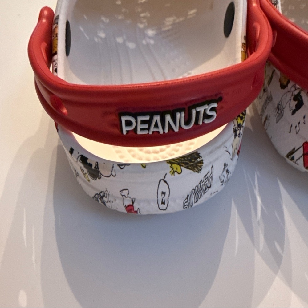 Peanuts Snoopy Charlie Brown Kids Unisex Size 4 Crocs Like New Condition - Picture 5 of 10